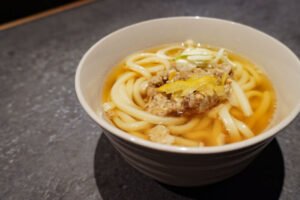 Read more about the article 《NIKUYOROZU》<br>【レシピ】お出汁が香る「牛すじ肉ネギうどん」の作り方