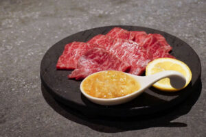 Read more about the article 《NIKUYOROZU》<br>【レシピ】やみつき！「ネギ塩レモン焼肉」の作り方