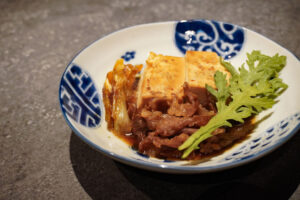 Read more about the article 《NIKUYOROZU》<br>【レシピ】ごはんがすすむ甘辛味！「肉豆腐」の作り方