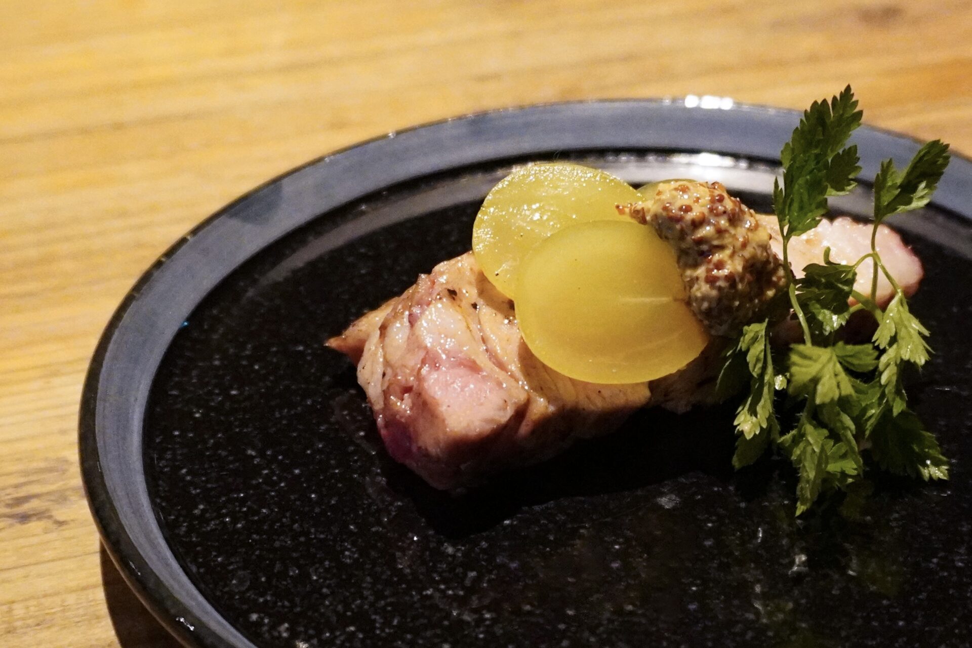『かまど焼NIKUYOROZU（肉よろず）』肉ソムリエおまかせカウンターコース限定「北海道産ひこま豚 シャインマスカットとマスタードソース」