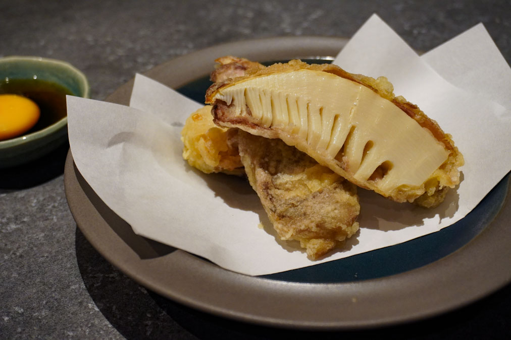 『NIKUYOROZU®』オリジナルすき焼き用割り下「和牛艶めくすき焼き割り下 -KURO-」を使用した「牛肉とたけのこのすき焼き天ぷら」のレシピ