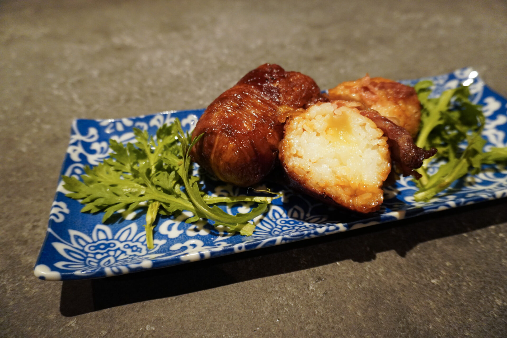 『NIKUYOROZU®』オリジナルタレレシピ「とろ～りチーズ肉巻きおにぎり」