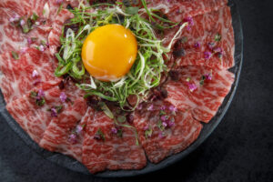 Read more about the article 《かまど焼 NIKUYOROZU》<br>安心・安全でフレッシュな生肉をお楽しみいただくために