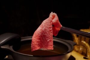 Read more about the article 《かまど焼 NIKUYOROZU》<br>お鍋が美味しい季節到来！A5ランク黒毛和牛の「焼きすき」or「しゃぶしゃぶ」はいかがですか？
