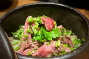 Read more about the article 《神楽坂 囲炉裏 肉よろず》<br>現在の「本日の土鍋ご飯」