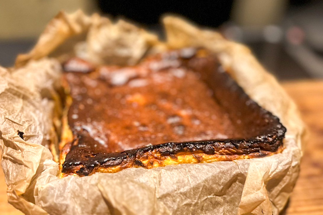 『かまど焼 NIKUYOROZU』バレンタインディナーにおすすめのメニュー「自家製薪焼きチーズケーキ」