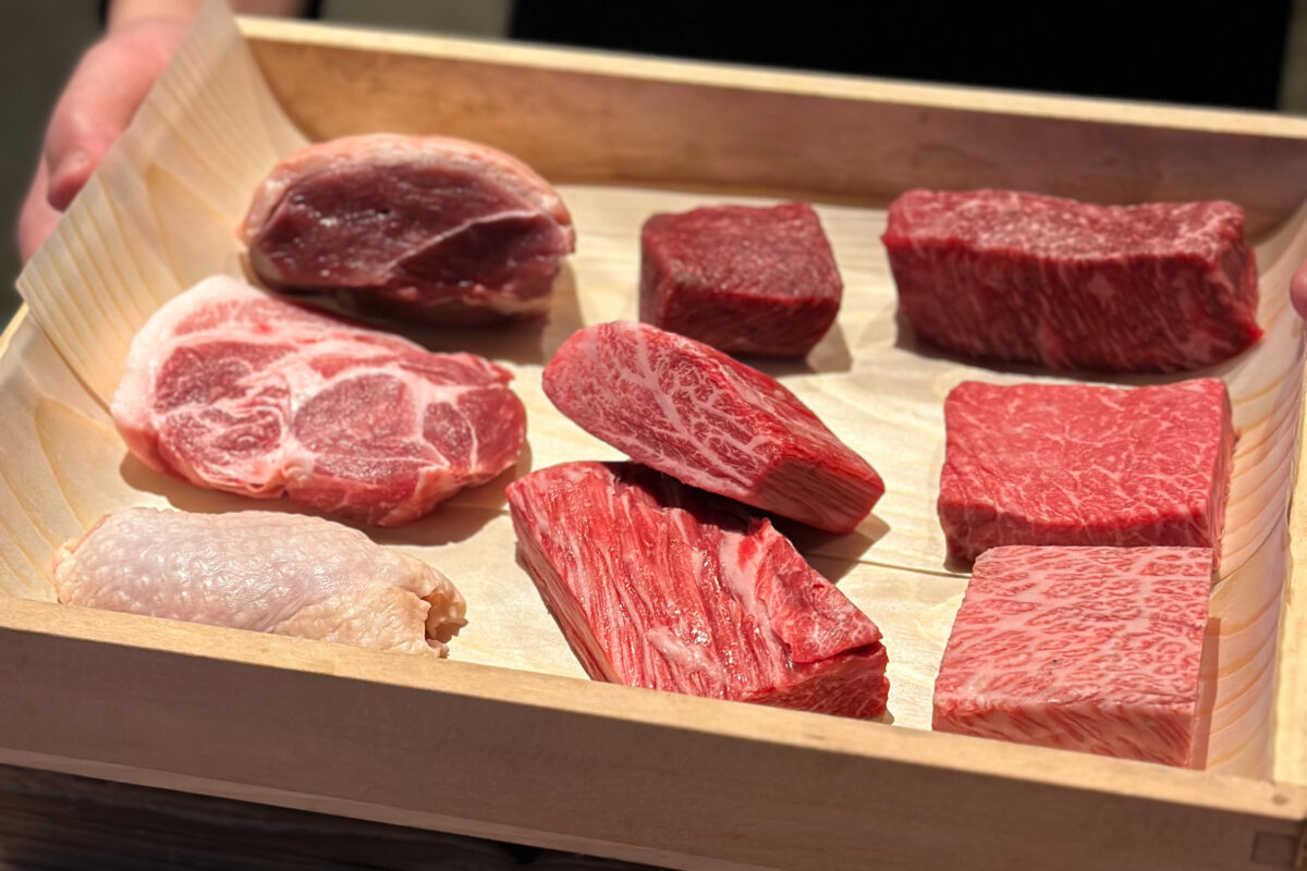 『かまど焼 NIKUYOROZU』名物の「原始かまど焼」選べるお肉のラインナップ