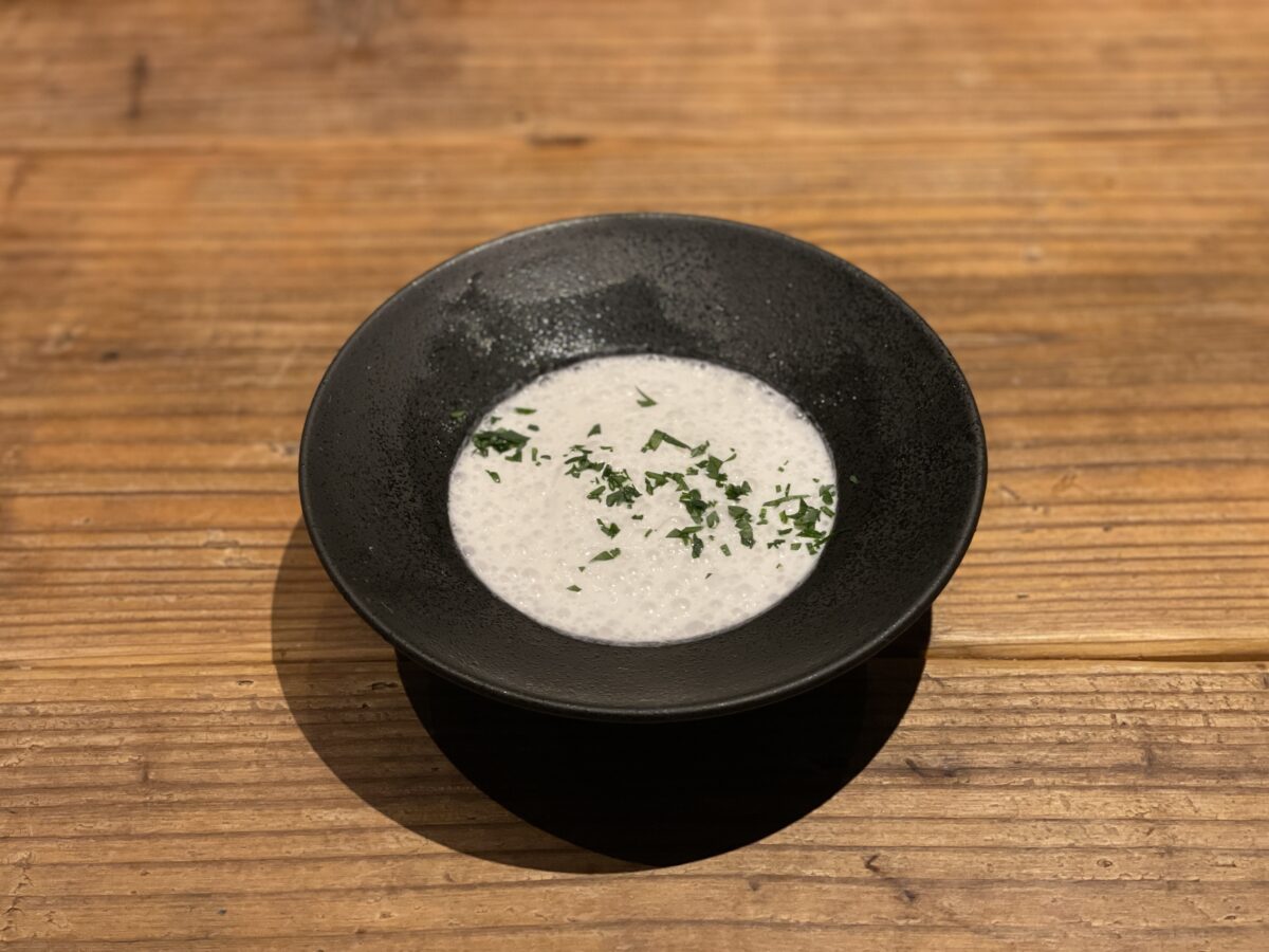 『かまど焼 NIKUYOROZU』薪焼 かぶと新玉ねぎのスープ