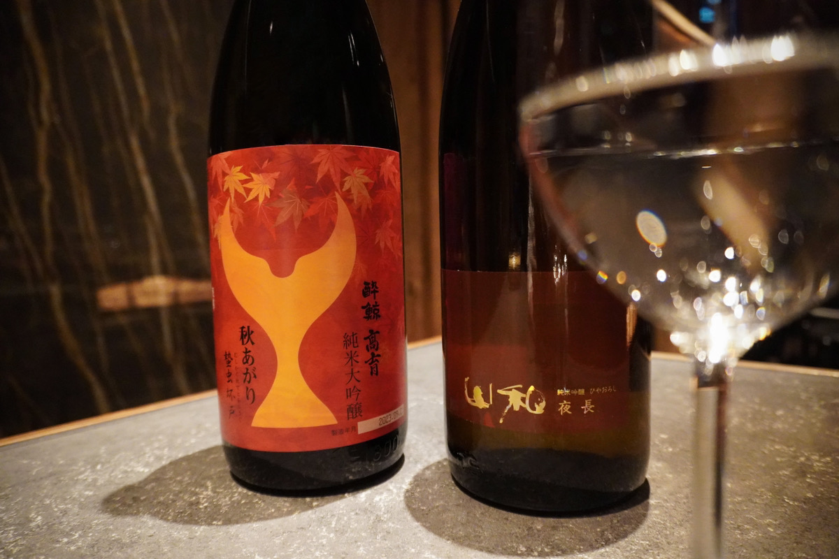 『かまど焼 NIKUYOROZU』ワイングラスで提供する日本酒