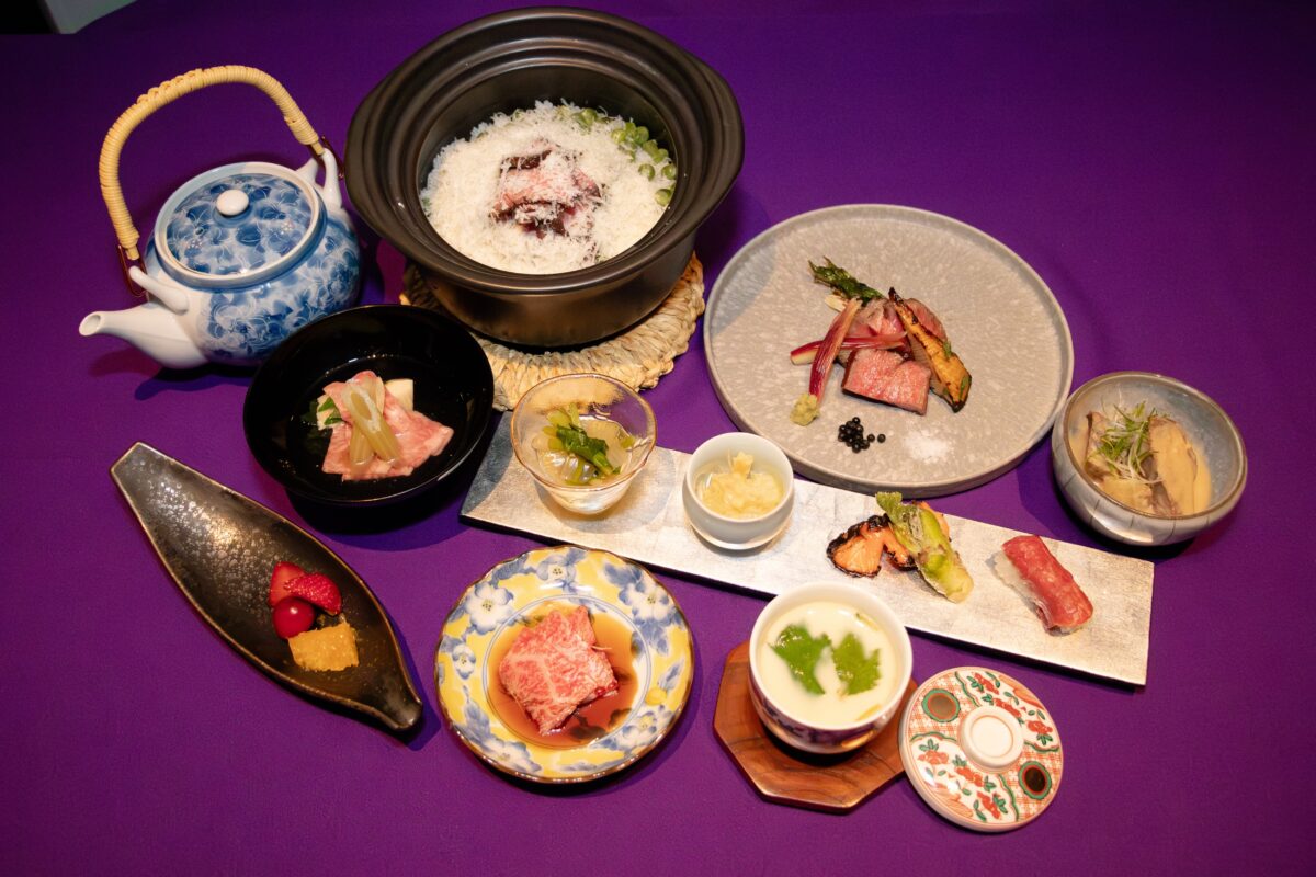 RHグループの飲食事業部が、令和6年度「東京都中小企業技能人材育成大賞知事賞」の奨励賞を受賞したことを記念して、『かまど焼 NIKUYOROZU（肉よろず）』にて「薪と肉 伝統を紡ぐ和のコース ～受賞記念特別仕立て～」を4月22日（火）より半年間の期間限定でご提供いたします。