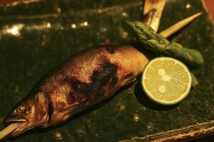 投稿についてもっと詳しく 《神楽坂 囲炉裏 肉よろず》<br>【期間限定】鮎のよろず焼きが新登場！
