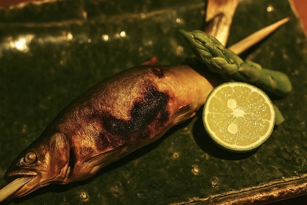 あなたが現在見ているのは 《神楽坂 囲炉裏 肉よろず》<br>【期間限定】鮎のよろず焼きが新登場!