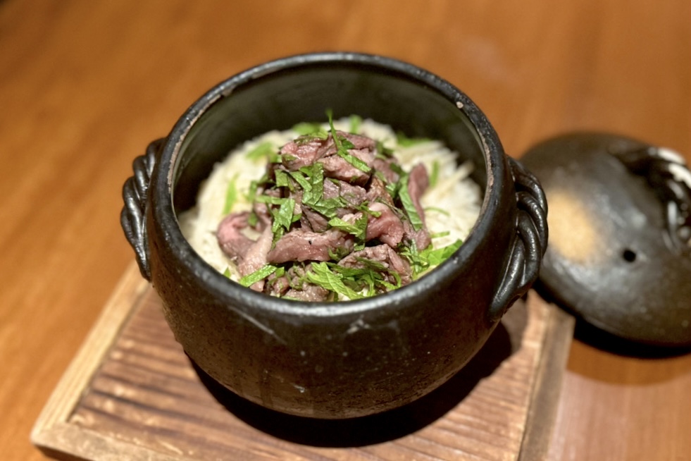 あなたが現在見ているのは 《神楽坂 囲炉裏 肉よろず》<br>初夏限定の土鍋ご飯をご紹介!