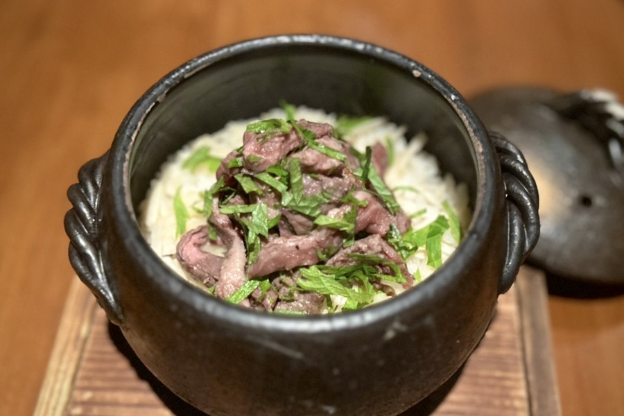 季節ごとに変わる「本日の土鍋ご飯」が新しくなりました！
現在は「炭焼き牛と新生姜 紫蘇の土鍋ご飯」をご提供しております。