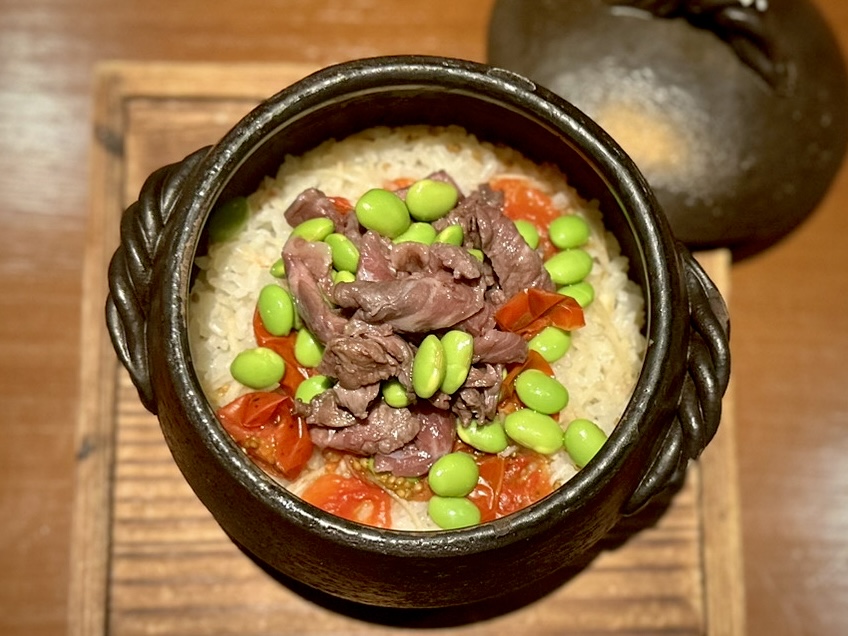 『神楽坂 囲炉裏 肉よろず』今夏限定の「炭焼き牛とトマト、枝豆の土鍋ご飯」