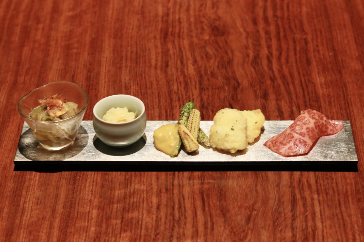 『かまど焼 NIKUYOROZU』旬の夏野菜を使った「薪と肉 伝統を紡ぐ和のコース〜受賞記念特別仕立て〜」