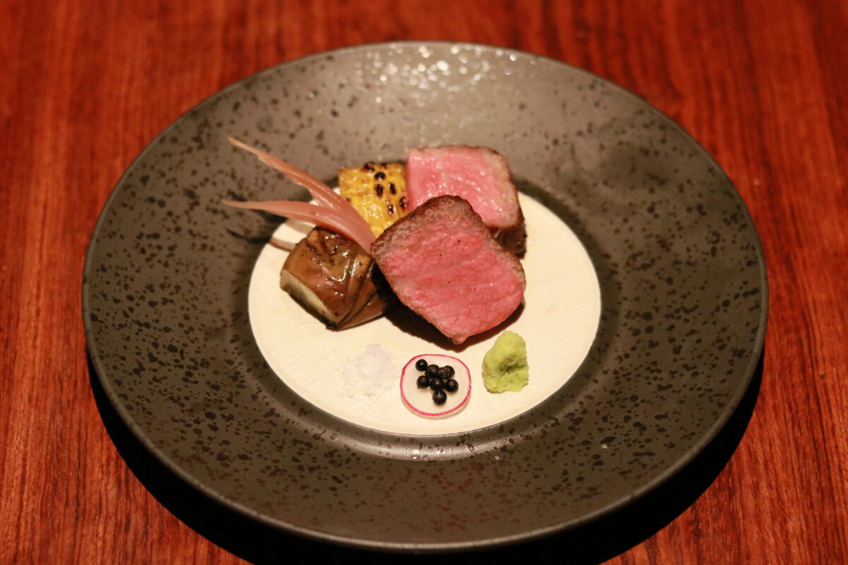 『かまど焼 NIKUYOROZU』旬の夏野菜を使った「薪と肉 伝統を紡ぐ和のコース〜受賞記念特別仕立て〜」