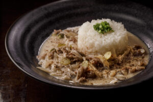 投稿についてもっと詳しく 《NIKUYOROZU》<br>【レシピ】フライパンひとつで本格派「白いビーフストロガノフ」