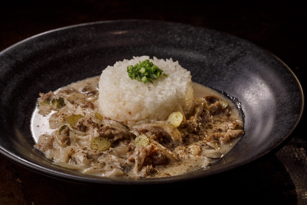 【NIKUYOROZUレシピ】フライパンひとつで本格派「白いビーフストロガノフ」