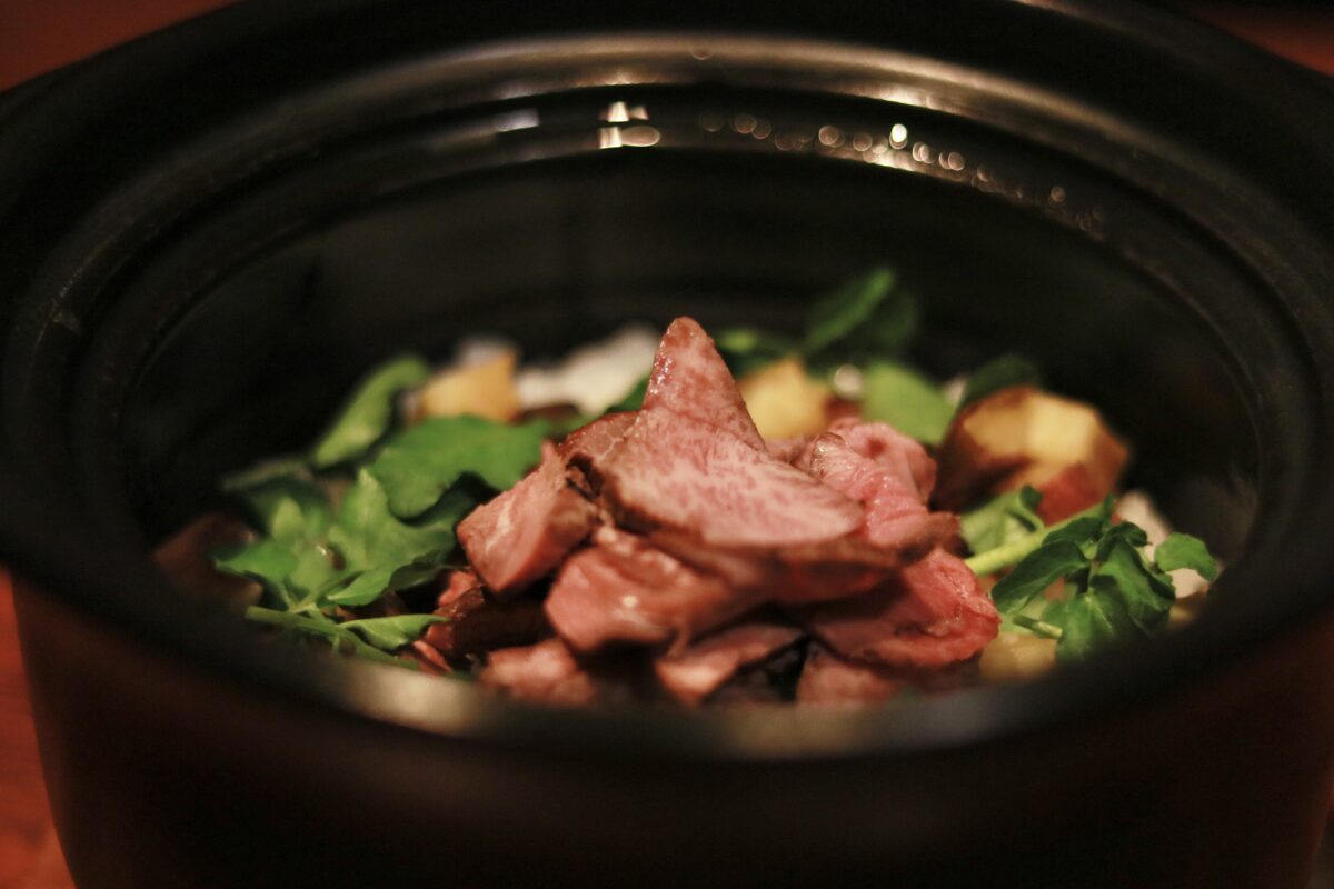 『かまど焼 NIKUYOROZU』季節の移ろいとともに、その時々の旬の食材をお届けする「薪と肉 伝統を紡ぐ和のコース〜受賞記念特別仕立て〜」の前菜と土鍋ご飯が秋の装いになりました。