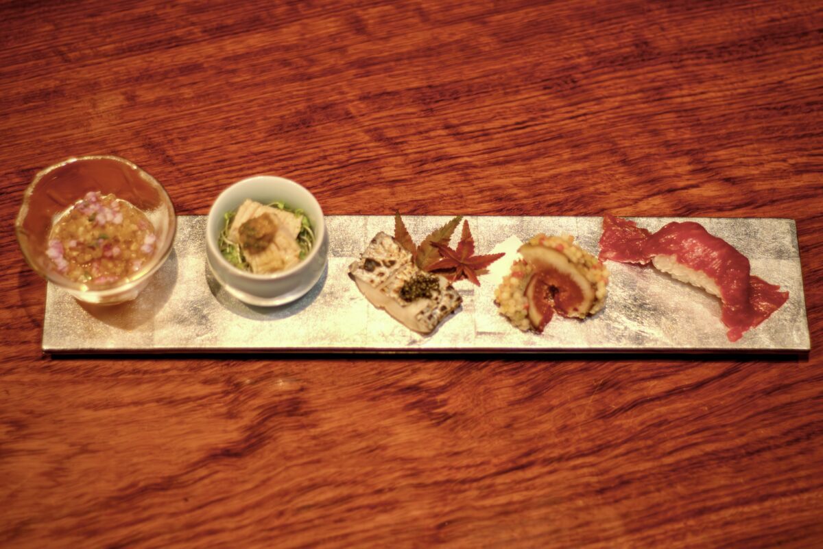 『かまど焼 NIKUYOROZU』季節の移ろいとともに、その時々の旬の食材をお届けする「薪と肉 伝統を紡ぐ和のコース〜受賞記念特別仕立て〜」の前菜と土鍋ご飯が秋の装いになりました。