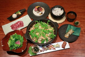 投稿についてもっと詳しく 《かまど焼 NIKUYOROZU》<br>【期間限定】山の恵み 薪焼鹿と牡丹鍋のジビエコースが登場！