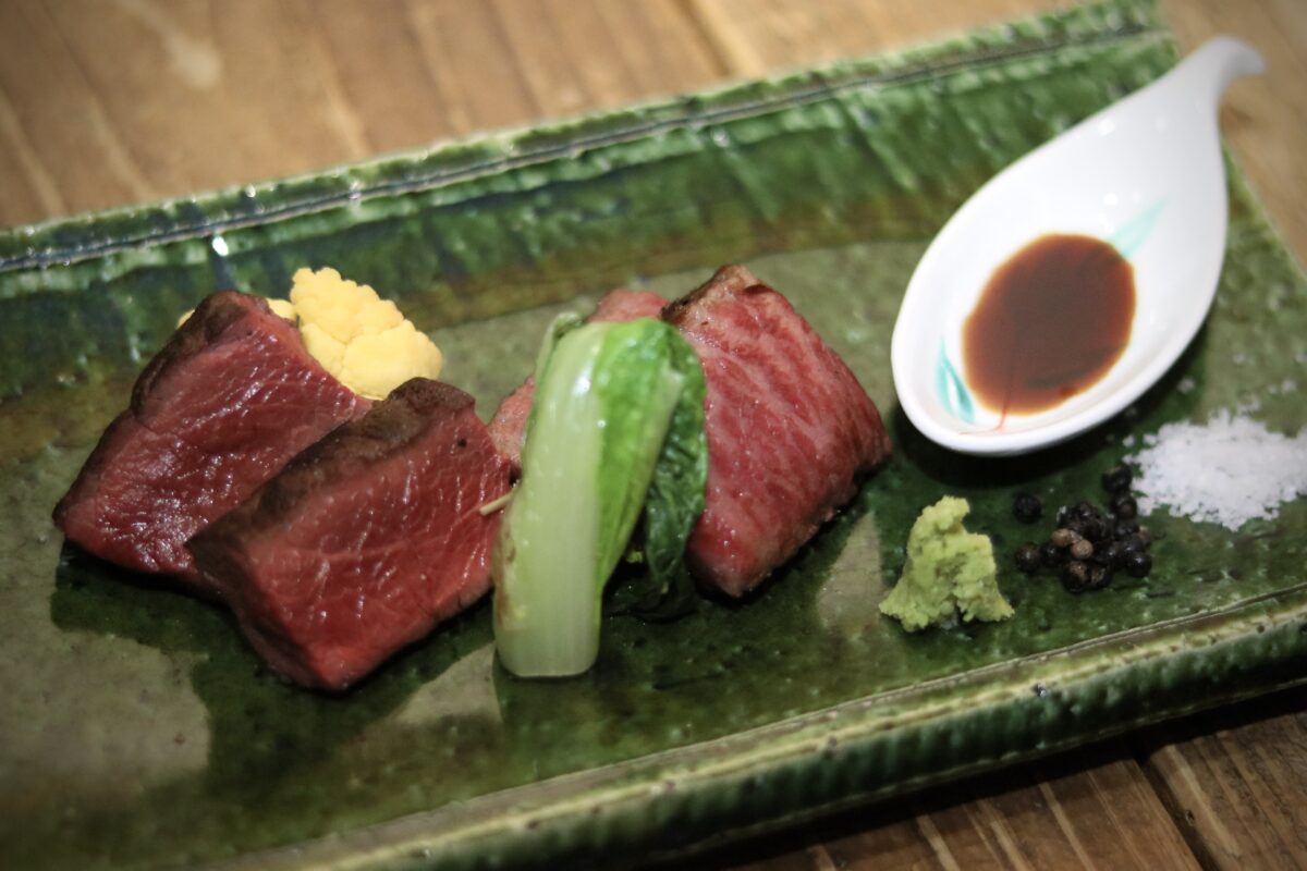 あなたが現在見ているのは 《神楽坂 囲炉裏 肉よろず》<br>【冬季限定】「肉よろず ジビエと和牛コース」が登場!