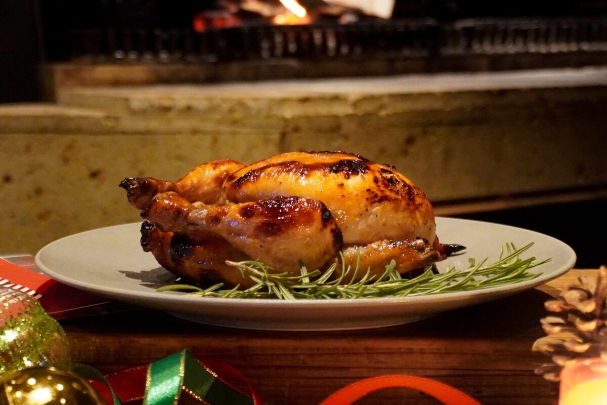 『かまど焼 NIKUYOROZU』にて、ご自宅でも“お店クオリティ”のクリスマスをご自宅でお楽しみいただけるよう、ローストチキン・ローストビーフ・ローストダックの3種をテイクアウト限定で販売いたします。