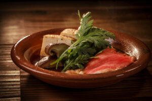 投稿についてもっと詳しく 《神楽坂 囲炉裏 肉よろず》<br>一年に一度の記念日に味わう、特上すき焼き