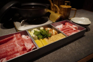 投稿についてもっと詳しく 《かまど焼 NIKUYOROZU》<br>A5オリーブ牛で味わう、特別な「すき焼きの日」