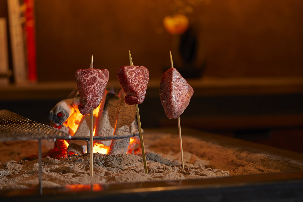 あなたが現在見ているのは 《神楽坂 囲炉裏 肉よろず》<br>成人のお祝いに、本物の“肉の旨さ”を