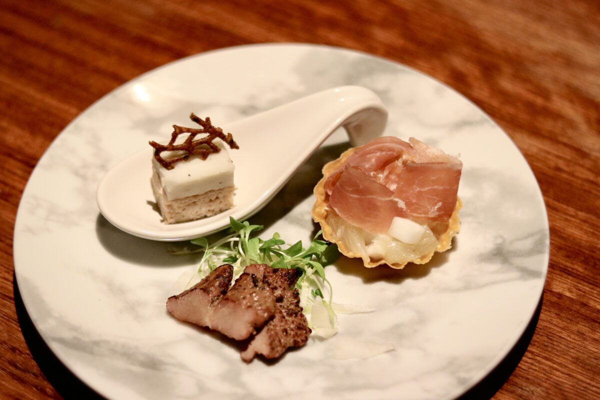 『かまど焼 NIKUYOROZU』春の前菜三種盛