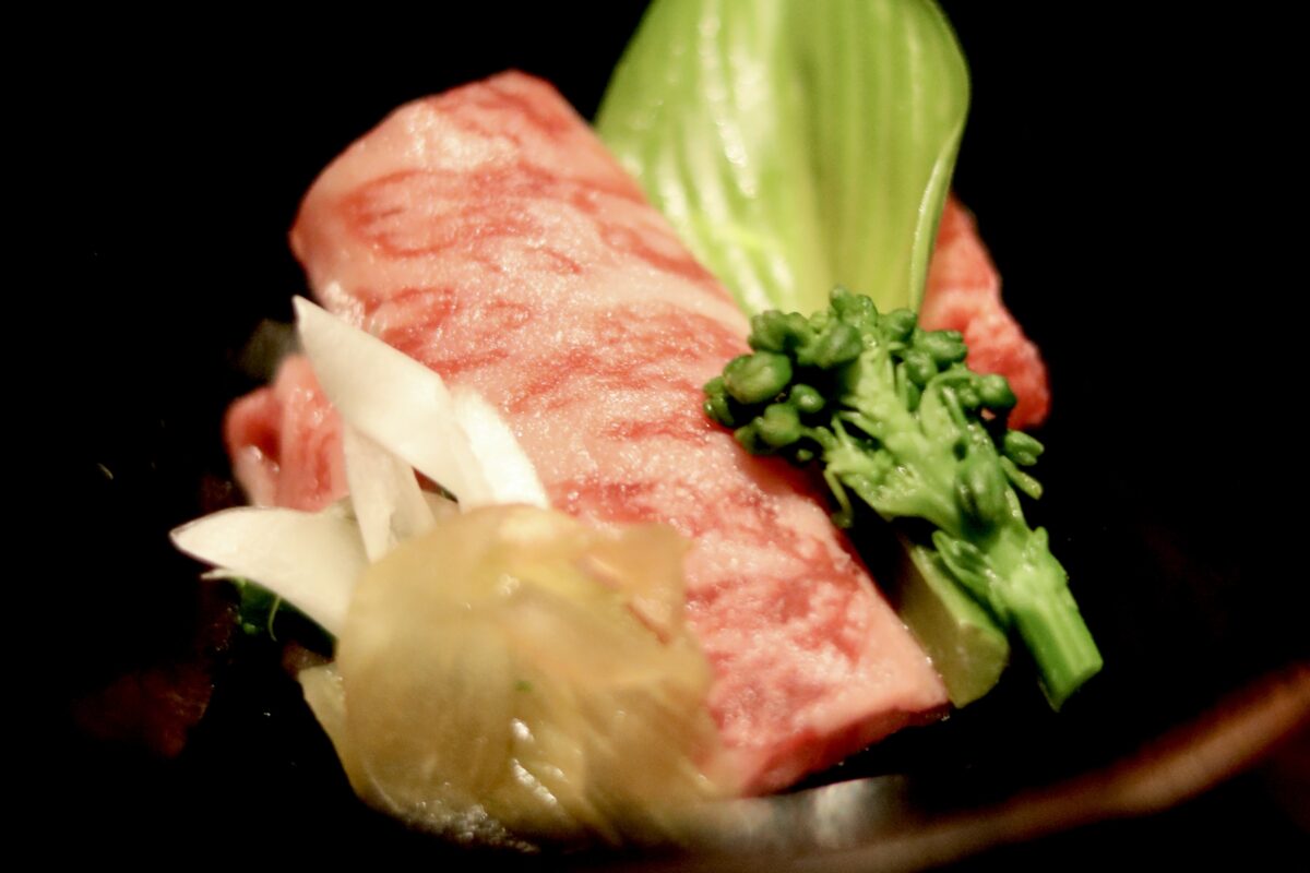 『かまど焼 NIKUYOROZU』春の息吹を感じる「リブとろ椀しゃぶ」