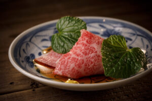 投稿についてもっと詳しく 《神楽坂 囲炉裏 肉よろず》<br>神楽坂の路地裏に佇む、大人の隠れ家で過ごすホワイトデー