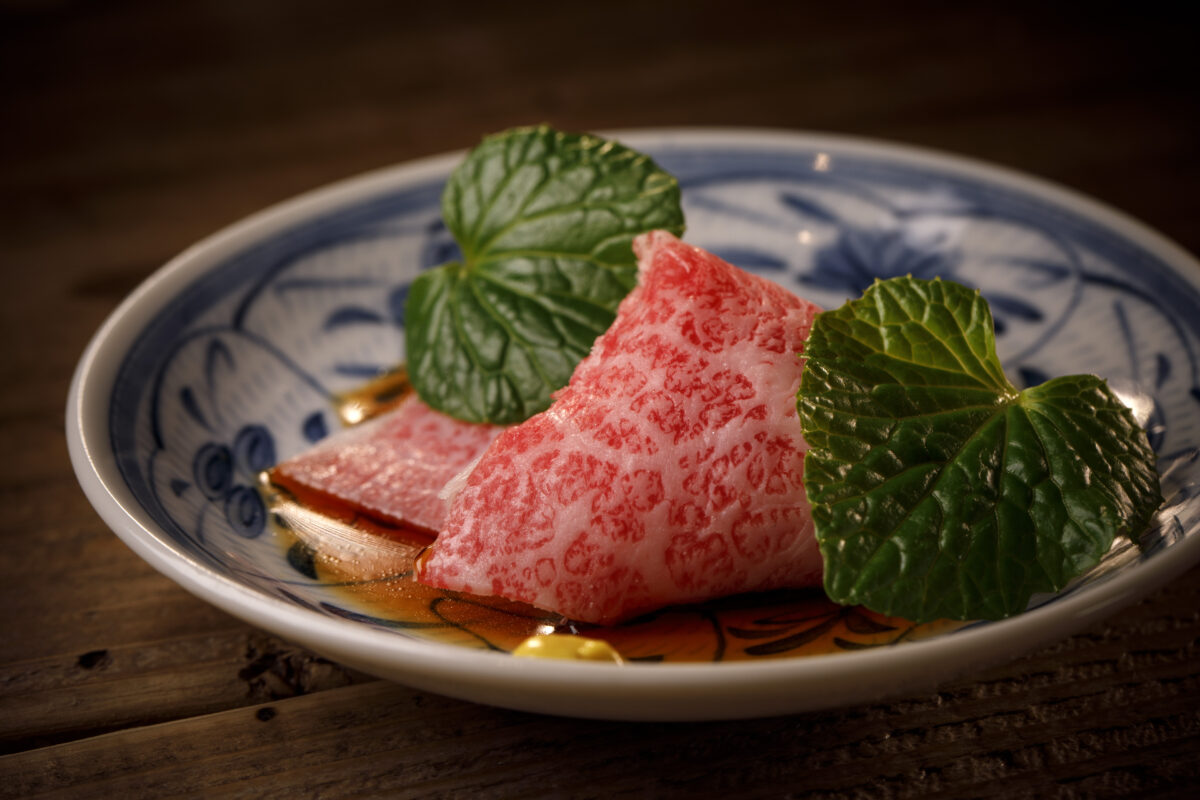 あなたが現在見ているのは 《神楽坂 囲炉裏 肉よろず》<br>神楽坂の路地裏に佇む、大人の隠れ家で過ごすホワイトデー