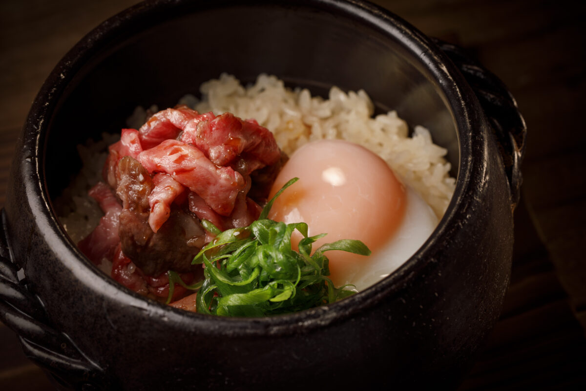 長らくご好評いただいていた人気メニュー「炭焼き牛と温玉の土鍋ご飯」が、2年ぶりに復活いたしました。