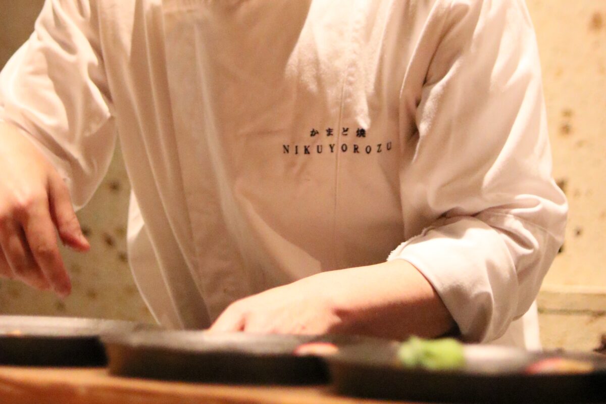 あなたが現在見ているのは 《肉よろず》<br>『かまど焼 NIKUYOROZU』店長・渋谷浩平が「日本料理専門調理師・調理技能士」に認定されました